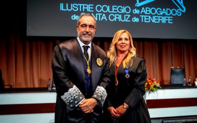 Nuestra compañera Esther Medina recibe la insignia de plata por sus 25 años de Ejercicio Profesional